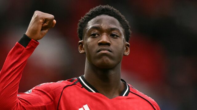 Anglický stredopoliar Manchestru United #37 Kobbie Mainoo gestikuluje fanúšikom na konci futbalového zápasu anglickej Premier League medzi Manchestrom United a Aston Villa na Old Trafford v Manchestri v severozápadnom Anglicku 15. marca 2026. (Foto: Oli SCARFF/AFP cez Getty Images) / POUŽÍVANIE REDAKCIE OBMEDZENÉ. Nepoužívajte s nepovoleným zvukom, videom, údajmi, súpiskami zápasov, logami klubov/ligy alebo „živými“ službami. Online použitie v zápase je obmedzené na 120 obrázkov. Ďalších 40 obrázkov môže byť použitých v predĺžení. Nie emulácia videa. Používanie sociálnych médií počas zápasu je obmedzené na 120 obrázkov. Ďalších 40 obrázkov môže byť použitých v predĺžení. Nepoužívajte v publikáciách o stávkach, hrách alebo publikáciách pre jednotlivé kluby/ligy/hráčov.