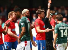 Keď sa prvá hollywoodska sezóna Wrexhamu skončila slzami v poslednej hre Paul Rutherford z Wrexhamu sa postaví proti Angelovi Balantovi z Dagenhamu a Redbridge počas zápasu Dagenham & Redbridge vs Wrexham v roku 2019