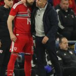 Tréner Walesu Craig Bellamy sa rozprával s Rhysom Norringtonom-Daviesom v zápase proti Severnému Írsku