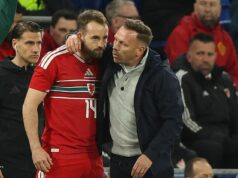 Kelti pozor! Craig Bellamy je „žiadaný muž“… takže nebude ľahké ho v lete zlákať na Parkhead Tréner Walesu Craig Bellamy sa rozprával s Rhysom Norringtonom-Daviesom v zápase proti Severnému Írsku