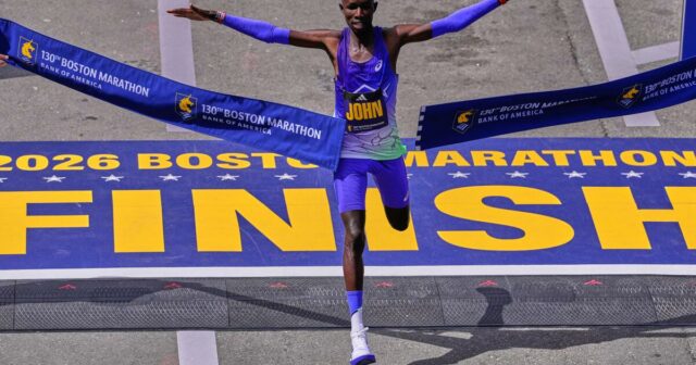 Keňania John Korir a Sharon Lokedi sa opakujú ako víťazi Bostonského maratónu

