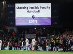 Kluby EFL rozhodujú o systéme výziev VAR v budúcej sezóne šampionátu VAR bol predstavený v Premier League v roku 2019, ale nedávny prieskum Asociácie futbalových fanúšikov zistil, že tri štvrtiny špičkových fanúšikov sú proti jeho používaniu (ANDY BUCHANAN/AFP cez Getty Images)