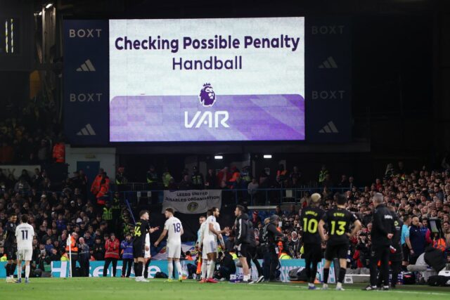 VAR bol predstavený v Premier League v roku 2019, ale nedávny prieskum Asociácie futbalových fanúšikov zistil, že tri štvrtiny špičkových fanúšikov sú proti jeho používaniu (ANDY BUCHANAN/AFP cez Getty Images)