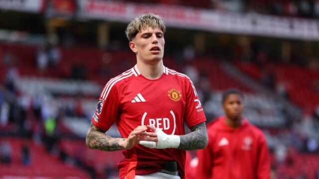Alejandro Garnacho po porážke tímu počas zápasu Premier League medzi Manchester United FC a West Ham United FC na Old Trafford. 