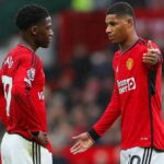 Marcus Rashford z Manchestru United sa háda so spoluhráčom Kobbie Mainoo počas zápasu Premier League medzi Manchester United a Fulham FC na Old Trafford 24. februára 2024 v Manchestri v Anglicku.