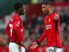 Kobbie Mainoo poslal jasný odkaz Marcusovi Rashfordovi, pretože dohoda o nárazníku Man Utd bola dohodnutá Marcus Rashford z Manchestru United sa háda so spoluhráčom Kobbie Mainoo počas zápasu Premier League medzi Manchester United a Fulham FC na Old Trafford 24. februára 2024 v Manchestri v Anglicku.