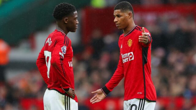 Marcus Rashford z Manchestru United sa háda so spoluhráčom Kobbie Mainoo počas zápasu Premier League medzi Manchester United a Fulham FC na Old Trafford 24. februára 2024 v Manchestri v Anglicku.