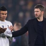 BOURNEMOUTH, ANGLICKO - 20. marca: Kobbie Mainoo z Manchestru United sa rozcvičuje pred zápasom Premier League medzi Bournemouthom a Manchestrom United na Vitality Stadium 20. marca 2026 v anglickom Bournemouthe. (Foto: Zohaib Alam - MUFC/Manchester United cez Getty Images)