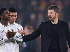 Kobbie Mainoo vynechal súboj medzi Man Utd a Leedsom, pretože Michael Carrick odhalil „problém“ BOURNEMOUTH, ANGLICKO - 20. marca: Kobbie Mainoo z Manchestru United sa rozcvičuje pred zápasom Premier League medzi Bournemouthom a Manchestrom United na Vitality Stadium 20. marca 2026 v anglickom Bournemouthe. (Foto: Zohaib Alam - MUFC/Manchester United cez Getty Images)