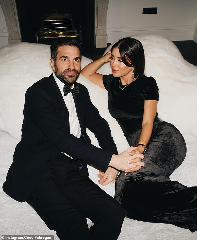 Kolegovia ho nazývajú „detským idiotom“ a kritici hovoria, že je Cesc Fabregas, na snímke s manželkou Daniellou, otriasa zabehnutými poriadkami v Taliansku