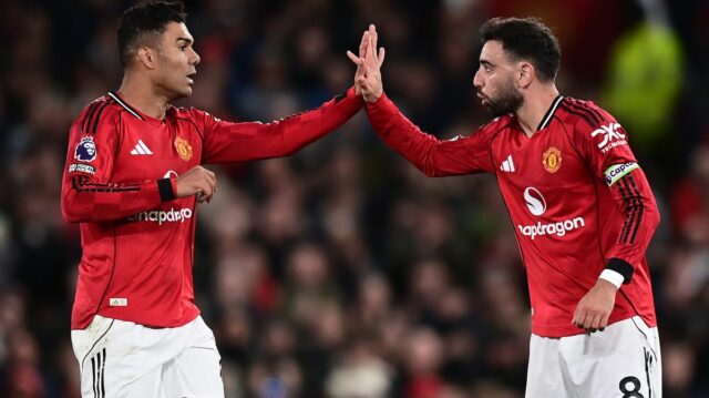 Casemiro a Bruno Fernandes počas zápasu Manchestru United
