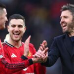 Hlavný tréner / manažér Manchestru United Michael Carrick oslavuje s Benjaminom Seskom z Manchestru United na plný úväzok počas zápasu Premier League medzi Manchestrom United a Fulhamom na Old Trafford 1. februára 2026 v Manchestri v Spojenom kráľovstve.