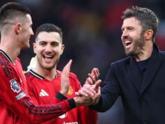 Koľko bodov potrebuje Man Utd na Ligu majstrov po tom, čo Anglicko získalo piate miesto Hlavný tréner / manažér Manchestru United Michael Carrick oslavuje s Benjaminom Seskom z Manchestru United na plný úväzok počas zápasu Premier League medzi Manchestrom United a Fulhamom na Old Trafford 1. februára 2026 v Manchestri v Spojenom kráľovstve.