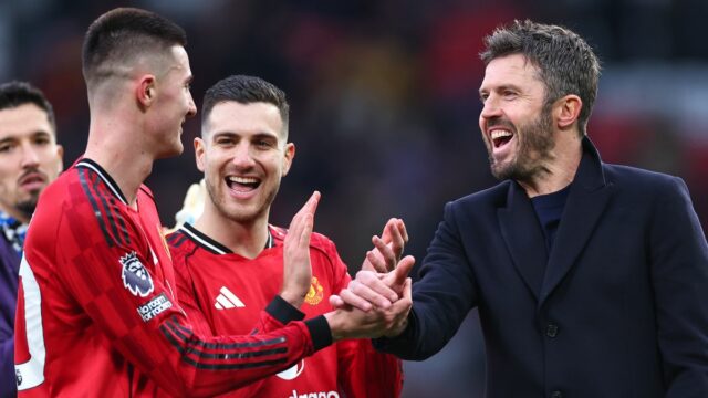 Hlavný tréner / manažér Manchestru United Michael Carrick oslavuje s Benjaminom Seskom z Manchestru United na plný úväzok počas zápasu Premier League medzi Manchestrom United a Fulhamom na Old Trafford 1. februára 2026 v Manchestri v Spojenom kráľovstve.