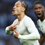 Xavi Simons oslavuje po strelení gólu Tottenhamu Hotspur