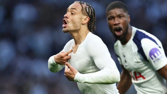 Xavi Simons oslavuje po strelení gólu Tottenhamu Hotspur