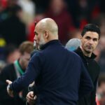 Pep Guardiola a Mikel Arteta sa pozerajú