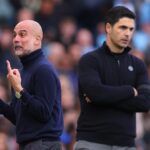 Pep Guardiola manažér / hlavný tréner Manchestru City reaguje, ako sa Mikel Arteta manažér / hlavný tréner Arsenalu pozerá počas zápasu Premier League medzi Manchestrom City a Arsenalom na Etihad Stadium 19. apríla 2026 v Manchestri v Anglicku.