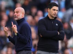 Konečné body Arsenalu a Man City predpovedané pre titul Premier League po novom zvrate Pep Guardiola manažér / hlavný tréner Manchestru City reaguje, ako sa Mikel Arteta manažér / hlavný tréner Arsenalu pozerá počas zápasu Premier League medzi Manchestrom City a Arsenalom na Etihad Stadium 19. apríla 2026 v Manchestri v Anglicku.