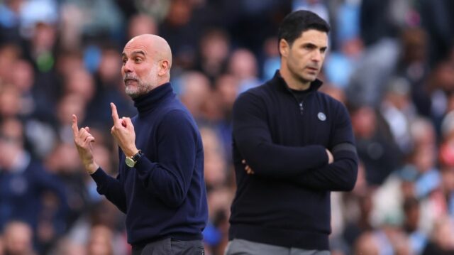 Pep Guardiola manažér / hlavný tréner Manchestru City reaguje, ako sa Mikel Arteta manažér / hlavný tréner Arsenalu pozerá počas zápasu Premier League medzi Manchestrom City a Arsenalom na Etihad Stadium 19. apríla 2026 v Manchestri v Anglicku.
