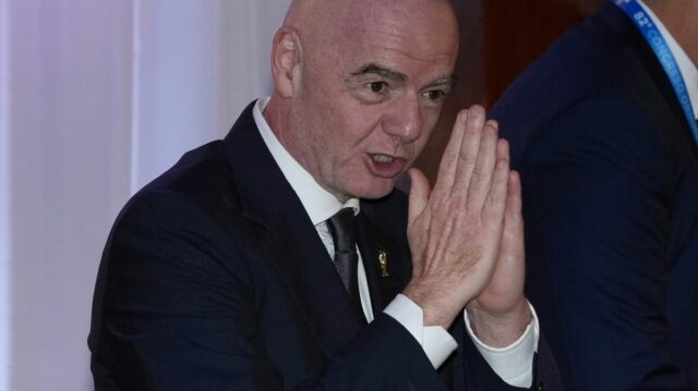 Prezident FIFA Gianni Infantino pod tlakom nákladov