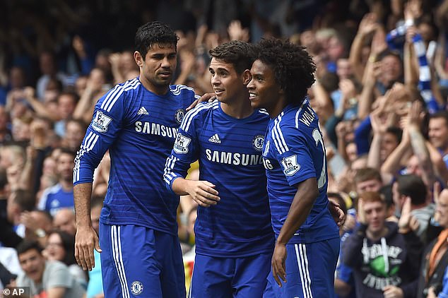 Kultový hrdina Chelsea roztrhne zmluvu a odíde z futbalu po Kultový hrdina Chelsea Oscar (v strede) odišiel z futbalového dôchodku vo veku 34 rokov pre zdravotné problémy