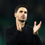 Mikel Arteta (na obrázku) má podľa kultového hrdinu Premier League Jimmyho Floyda Hasselbainka „šťastie“, že stále pracuje v Arsenale.