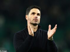 Kultový hrdina Premier League vymenúva dôvody, prečo má Mikel Arteta „ŠŤASTIE“, že je stále manažérom Arsenalu, tvrdí, že Gunners by mali byť ešte viac vpredu a hovorí, že tímu pod vedením Španiela „chýba talent“ Mikel Arteta (na obrázku) má podľa kultového hrdinu Premier League Jimmyho Floyda Hasselbainka „šťastie“, že stále pracuje v Arsenale.