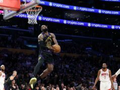 Lakers porazili Rockets v hre 2 s novou veľkou trojkou Lakers porazili Rockets v hre 2 s novou veľkou trojkou