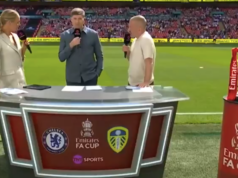 Laura Woodsová zasiahnutá futbalom naživo na TNT pred semifinálovými znalcami FA Cupu Predzápasové spravodajstvo zo semifinále FA Cupu medzi Leedsom a Chelsea.