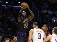 LeBron James a Lakers porazili Suns, zostaňte v honbe za semenom č. 3 LeBron James a Lakers porazili Suns, zostaňte v honbe za semenom č. 3