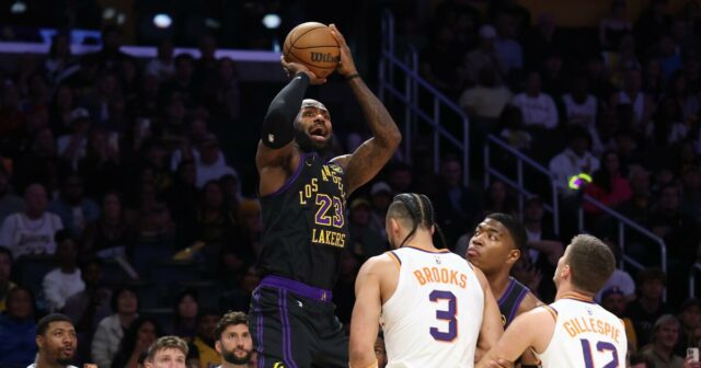 LeBron James a Lakers porazili Suns, zostaňte v honbe za semenom č. 3
