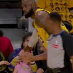 LeBron James nešťastnou náhodou zasiahol mladého fanúšika loptou počas prvého zápasu play off Lakers