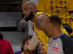 LeBron James sa ponáhľa k mladej fanúške po tom, čo ju omylom trafil loptou počas zápasu play-off Lakers LeBron James nešťastnou náhodou zasiahol mladého fanúšika loptou počas prvého zápasu play off Lakers