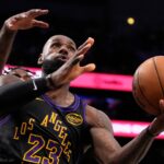 LeBron James vsietil 28, Lakers uchmatol vedenie 2-0 proti Rockets v sérii play-off NBA | Basketbalové novinky
