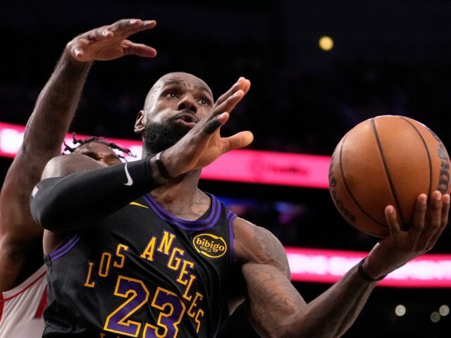 LeBron James vsietil 28, Lakers uchmatol vedenie 2-0 proti Rockets v sérii play-off NBA | Basketbalové novinky
