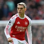 Leandro Trossard z Arsenalu sleduje zápas Premier League medzi Arsenalom a Bournemouthom na Emirates Stadium 11. apríla 2026 v Londýne v Anglicku.