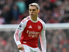 Leandro Trossard vyvoláva obavy Arsenalu, ale svojim spoluhráčom posiela jednoduchú správu o titule Leandro Trossard z Arsenalu sleduje zápas Premier League medzi Arsenalom a Bournemouthom na Emirates Stadium 11. apríla 2026 v Londýne v Anglicku.