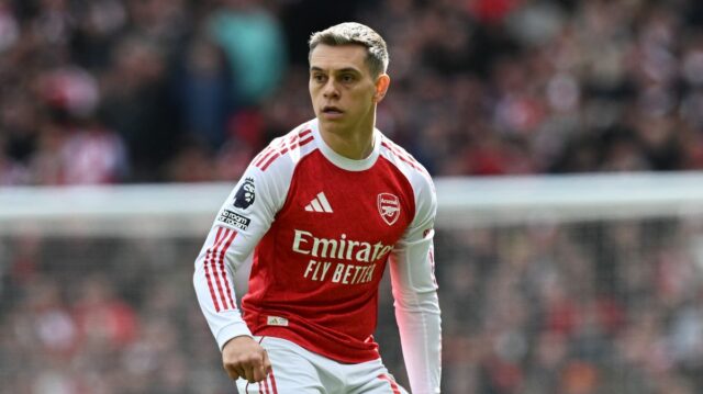 Leandro Trossard z Arsenalu sleduje zápas Premier League medzi Arsenalom a Bournemouthom na Emirates Stadium 11. apríla 2026 v Londýne v Anglicku.