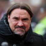LONDÝN, ANGLICKO - 5. apríla: Daniel Farke, manažér Leeds United, sleduje pred štvrťfinálovým zápasom Emirates FA Cup medzi West Ham United a Leeds United na londýnskom štadióne 5. apríla 2026 v Londýne v Anglicku. (Foto: Steve Bardens/Getty Images)