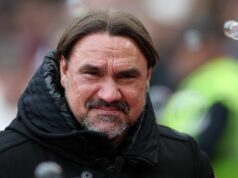 Leeds United zasadil veľkú ranu pred zápasom FA Cupu po súboji s West Hamom LONDÝN, ANGLICKO - 5. apríla: Daniel Farke, manažér Leeds United, sleduje pred štvrťfinálovým zápasom Emirates FA Cup medzi West Ham United a Leeds United na londýnskom štadióne 5. apríla 2026 v Londýne v Anglicku. (Foto: Steve Bardens/Getty Images)