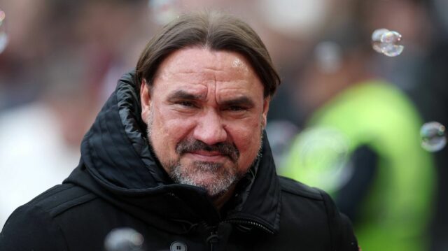 Leeds United zasadil veľkú ranu pred zápasom FA Cupu po LONDÝN, ANGLICKO - 5. apríla: Daniel Farke, manažér Leeds United, sleduje pred štvrťfinálovým zápasom Emirates FA Cup medzi West Ham United a Leeds United na londýnskom štadióne 5. apríla 2026 v Londýne v Anglicku. (Foto: Steve Bardens/Getty Images)