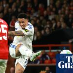 Leeds ohromil Manchester United po dvojke Okafora a červenej karte Martínez za pritiahnutie vlasov | Premier League
