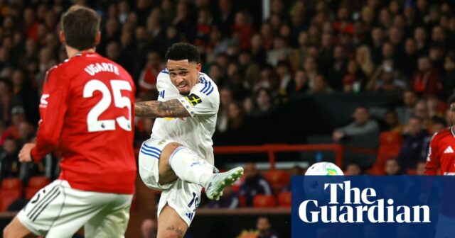 Leeds ohromil Manchester United po dvojke Okafora a červenej karte Martínez za pritiahnutie vlasov | Premier League
