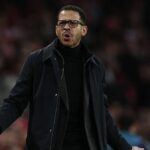 Anglický hlavný tréner Chelsea Liam Rosenior reaguje počas futbalového zápasu anglickej Premier League medzi Arsenalom a Chelsea na Emirates Stadium v ​​Londýne 1. marca 2026. (Foto Adrian Dennis / AFP cez Getty Images) / POUŽITIE OBMEDZENÉ NA REDAKCIU. Nepoužívajte s nepovoleným zvukom, videom, údajmi, súpiskami zápasov, logami klubov/ligy alebo „živými“ službami. Online použitie v zápase je obmedzené na 120 obrázkov. Ďalších 40 obrázkov môže byť použitých v predĺžení. Nie emulácia videa. Používanie sociálnych médií počas zápasu je obmedzené na 120 obrázkov. Ďalších 40 obrázkov môže byť použitých v predĺžení. Nepoužívajte v publikáciách o stávkach, hrách alebo publikáciách o jednotlivých kluboch/ligách/hráčoch. /
