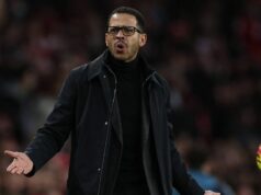 Legenda Arsenalu Cesc Fabregas dostal „zelenú“, aby sa stal ďalším manažérom Chelsea Anglický hlavný tréner Chelsea Liam Rosenior reaguje počas futbalového zápasu anglickej Premier League medzi Arsenalom a Chelsea na Emirates Stadium v Londýne 1. marca 2026. (Foto Adrian Dennis / AFP cez Getty Images) / POUŽITIE OBMEDZENÉ NA REDAKCIU. Nepoužívajte s nepovoleným zvukom, videom, údajmi, súpiskami zápasov, logami klubov/ligy alebo „živými“ službami. Online použitie v zápase je obmedzené na 120 obrázkov. Ďalších 40 obrázkov môže byť použitých v predĺžení. Nie emulácia videa. Používanie sociálnych médií počas zápasu je obmedzené na 120 obrázkov. Ďalších 40 obrázkov môže byť použitých v predĺžení. Nepoužívajte v publikáciách o stávkach, hrách alebo publikáciách o jednotlivých kluboch/ligách/hráčoch. /