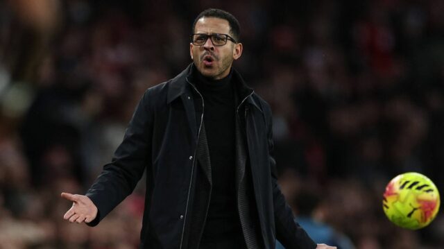 Anglický hlavný tréner Chelsea Liam Rosenior reaguje počas futbalového zápasu anglickej Premier League medzi Arsenalom a Chelsea na Emirates Stadium v ​​Londýne 1. marca 2026. (Foto Adrian Dennis / AFP cez Getty Images) / POUŽITIE OBMEDZENÉ NA REDAKCIU. Nepoužívajte s nepovoleným zvukom, videom, údajmi, súpiskami zápasov, logami klubov/ligy alebo „živými“ službami. Online použitie v zápase je obmedzené na 120 obrázkov. Ďalších 40 obrázkov môže byť použitých v predĺžení. Nie emulácia videa. Používanie sociálnych médií počas zápasu je obmedzené na 120 obrázkov. Ďalších 40 obrázkov môže byť použitých v predĺžení. Nepoužívajte v publikáciách o stávkach, hrách alebo publikáciách o jednotlivých kluboch/ligách/hráčoch. / 