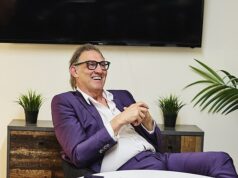 Legenda Arsenalu Tony Adams otvára tri desaťročia od odhalenia svojich bojov s alkoholom, deštruktívnymi závislosťami, ktorým čelia súčasné hviezdy, a toho, čo vidí, keď sa pozrie na Tigera Woodsa. Tony Adams bude mať neskôr v tomto roku 60, ale povedal, že sa rozhodol pre veľkú párty s bývalými spoluhráčmi a staršími priateľmi a rodinou.