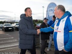 Legenda Chelsea John Terry vystupuje v zápase Colchester United uprostred „14 miliónov libier“ – keď jeden z členov jeho rodiny začína zápas! John Terry sa stretol s fanúšikmi Colchester United pred zhliadnutím ich zápasu proti Accringtonu