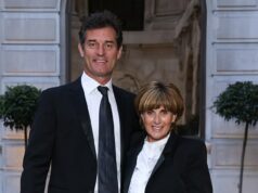 Legenda F1 Mark Webber vyrazí na VEĽMI zriedkavý verejný výlet so svojou viac ako 20-ročnou partnerkou – po tom, čo svoju lásku udržali v prísne stráženom tajomstve. Austrálska legenda F1 Mark Webber vystúpil na vzácnu verejnú akciu so svojou dlhoročnou partnerkou Ann Nealovou na blacktie evente v Londýne (na obrázku)